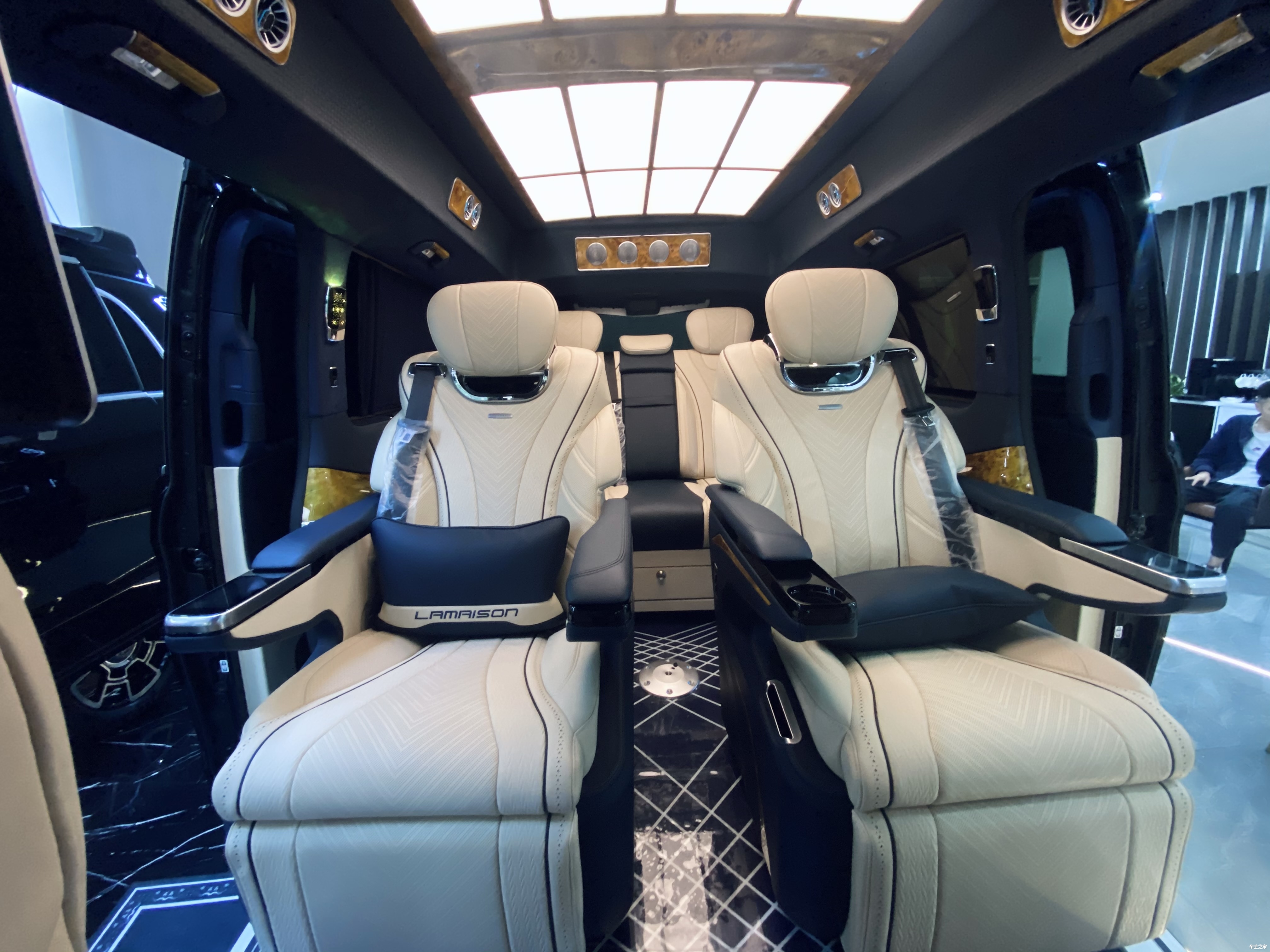 奔驰圣母峰商务车中的劳斯莱斯五一活动优惠10万