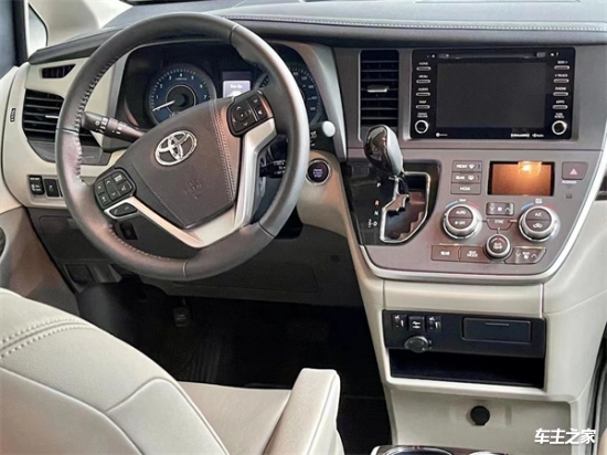 20款丰田塞纳内饰也是采用丰田家族非对称式的中控台设计,方向盘也是