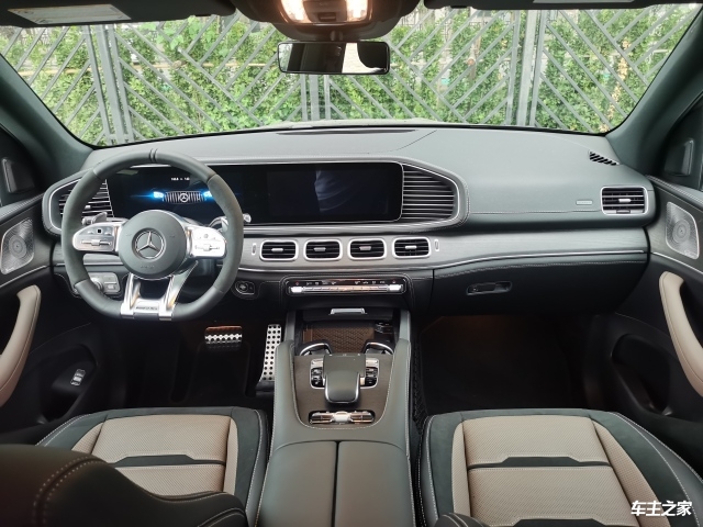 2022款全新奔驰 amg gle 53高性能方向盘由黑色nappa皮革包覆,将多