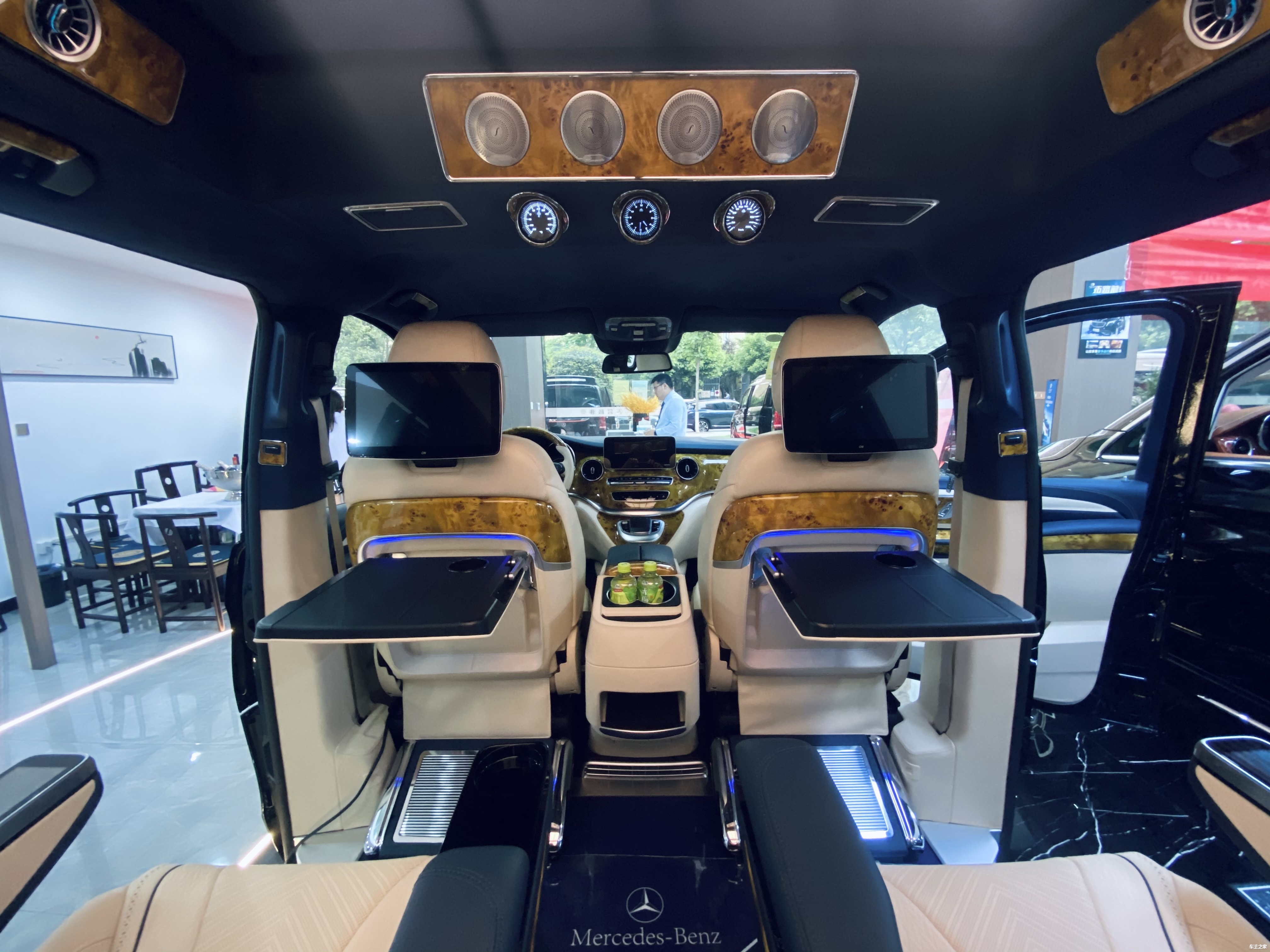 奔驰圣母峰商务车中的劳斯莱斯五一活动优惠10万