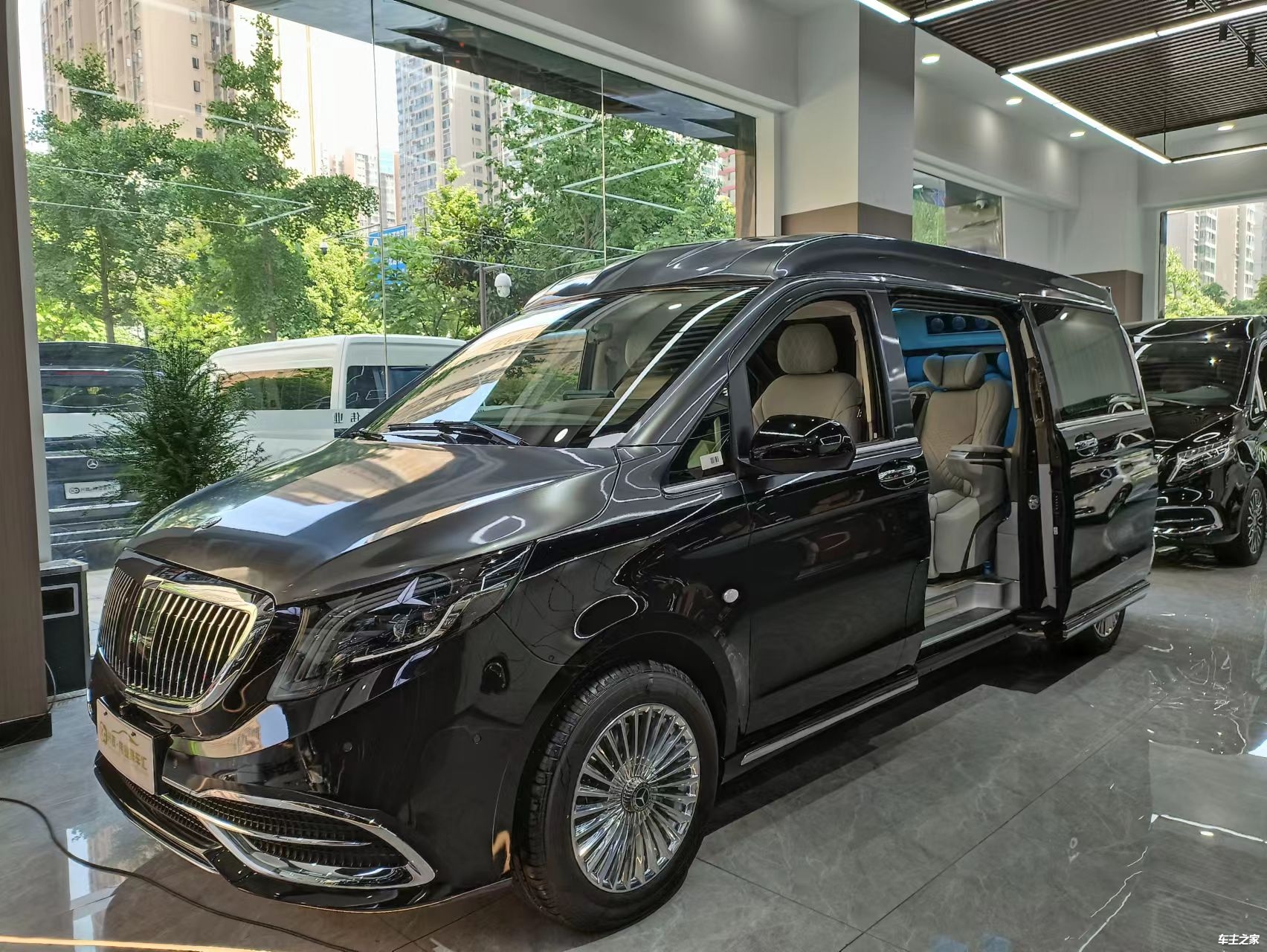 奔驰vs780高顶七座全隔断mpv 它会是老板你的首选吗
