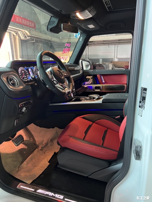 22款奔驰g63白红内饰俊男靓女专属座驾起提275万全国支持分期