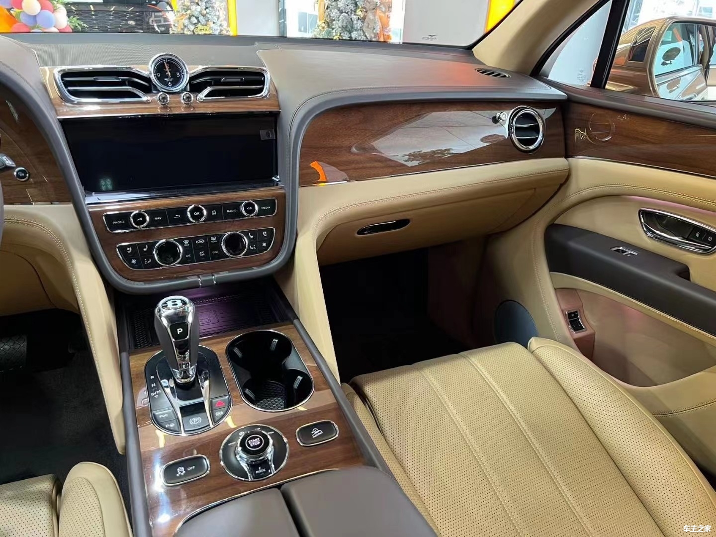 宾利添越越野四驱最低价格配置详解顶级险途的强悍车型