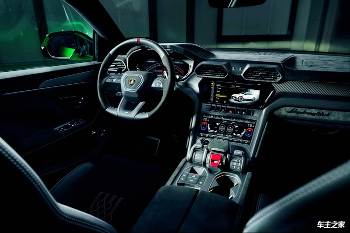 内饰方面,2023款兰博基尼urus performante内饰设计立体感很强,采用三