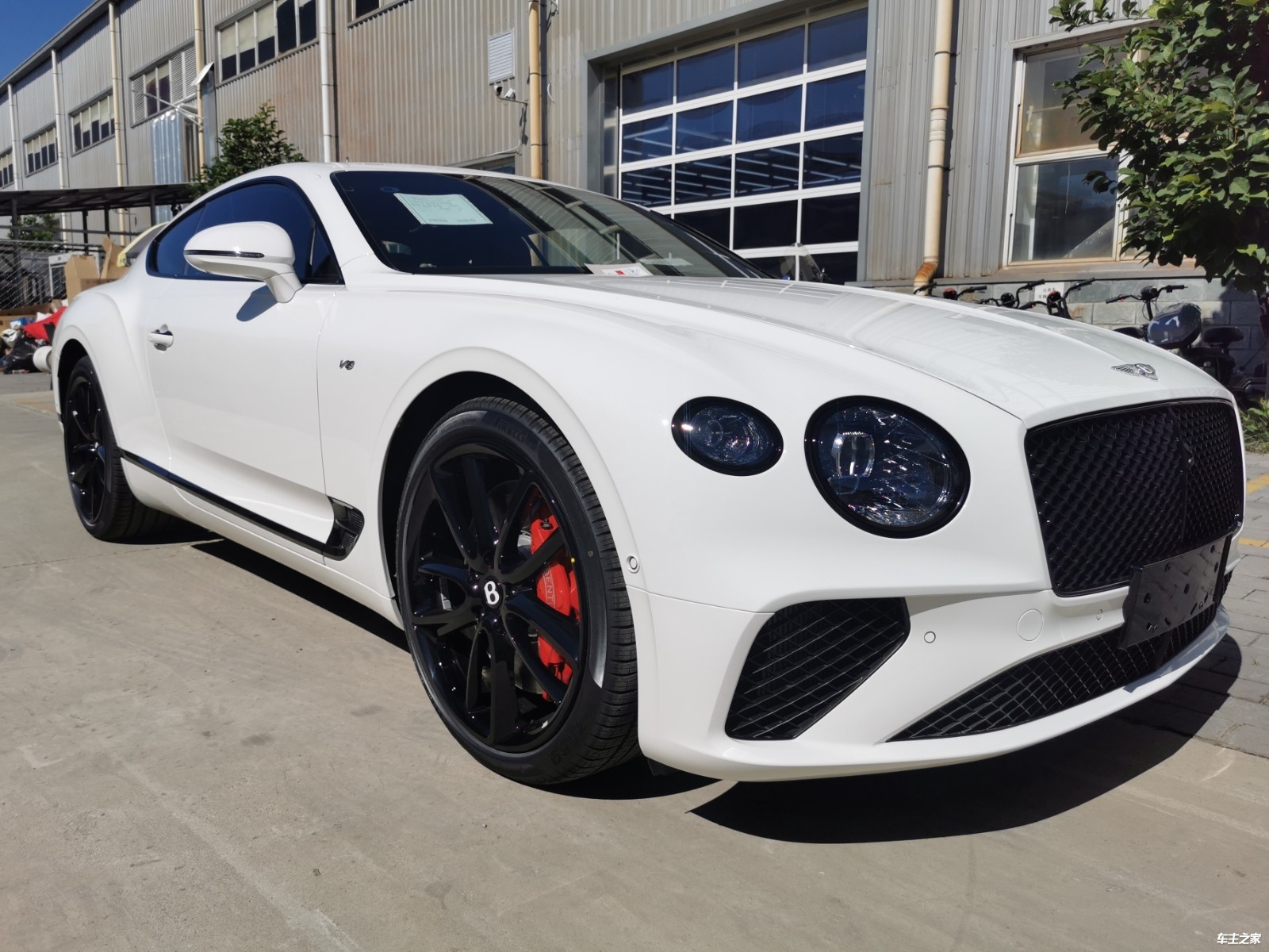 【图】22款宾利欧陆gt 双色内饰白红现车特价 全国可分期!