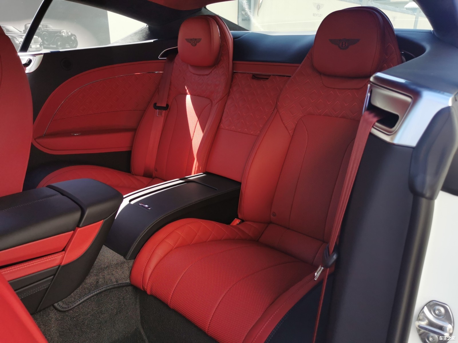 【图】22款宾利欧陆gt 双色内饰白红现车特价 全国可分期!