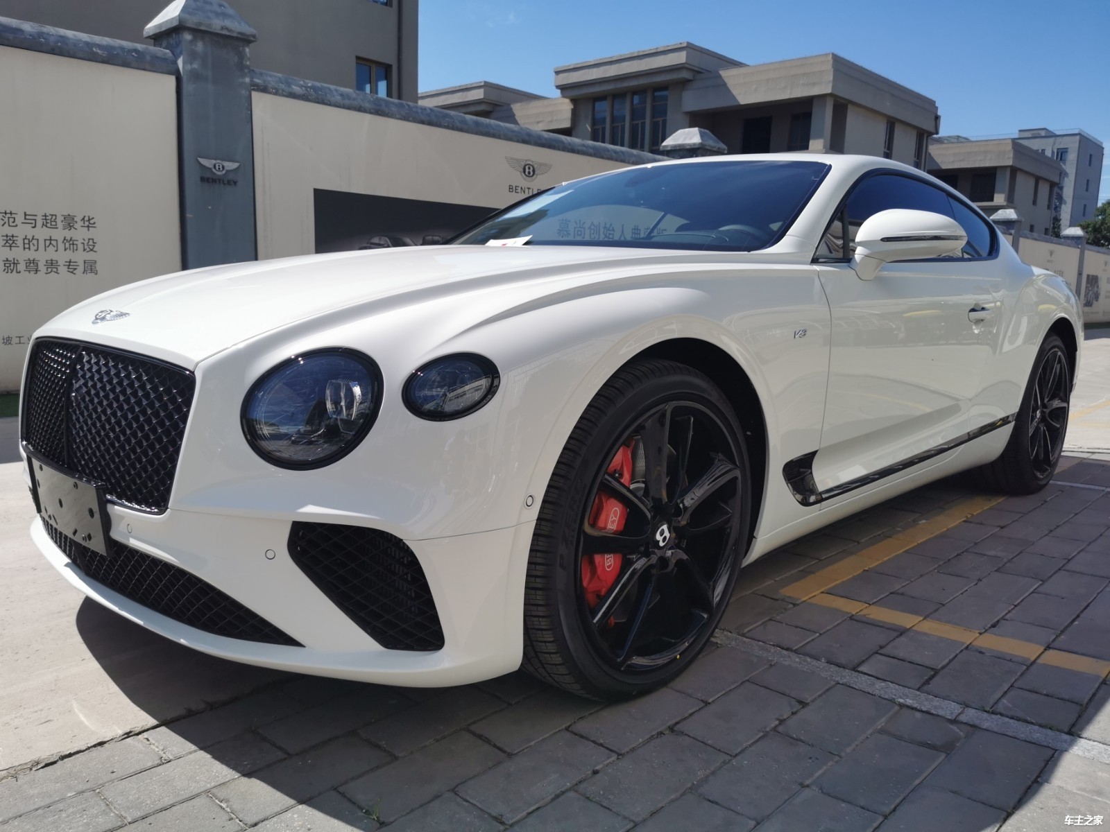 【图】22款宾利欧陆gt 双色内饰白红现车特价 全国可分期!