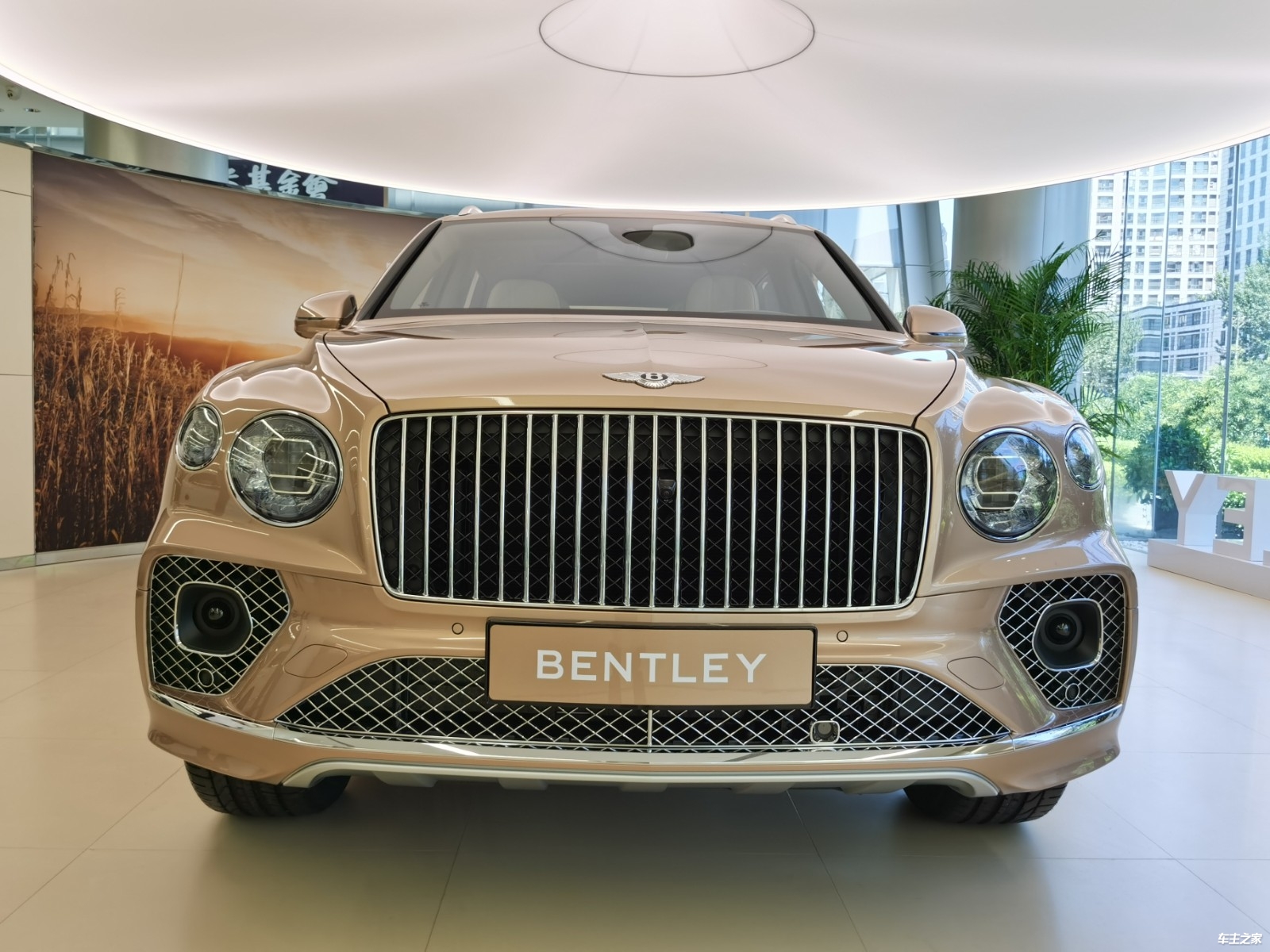 【图】23款宾利添越加长 数字工艺打造全新添越 性能出色外观设计霸气