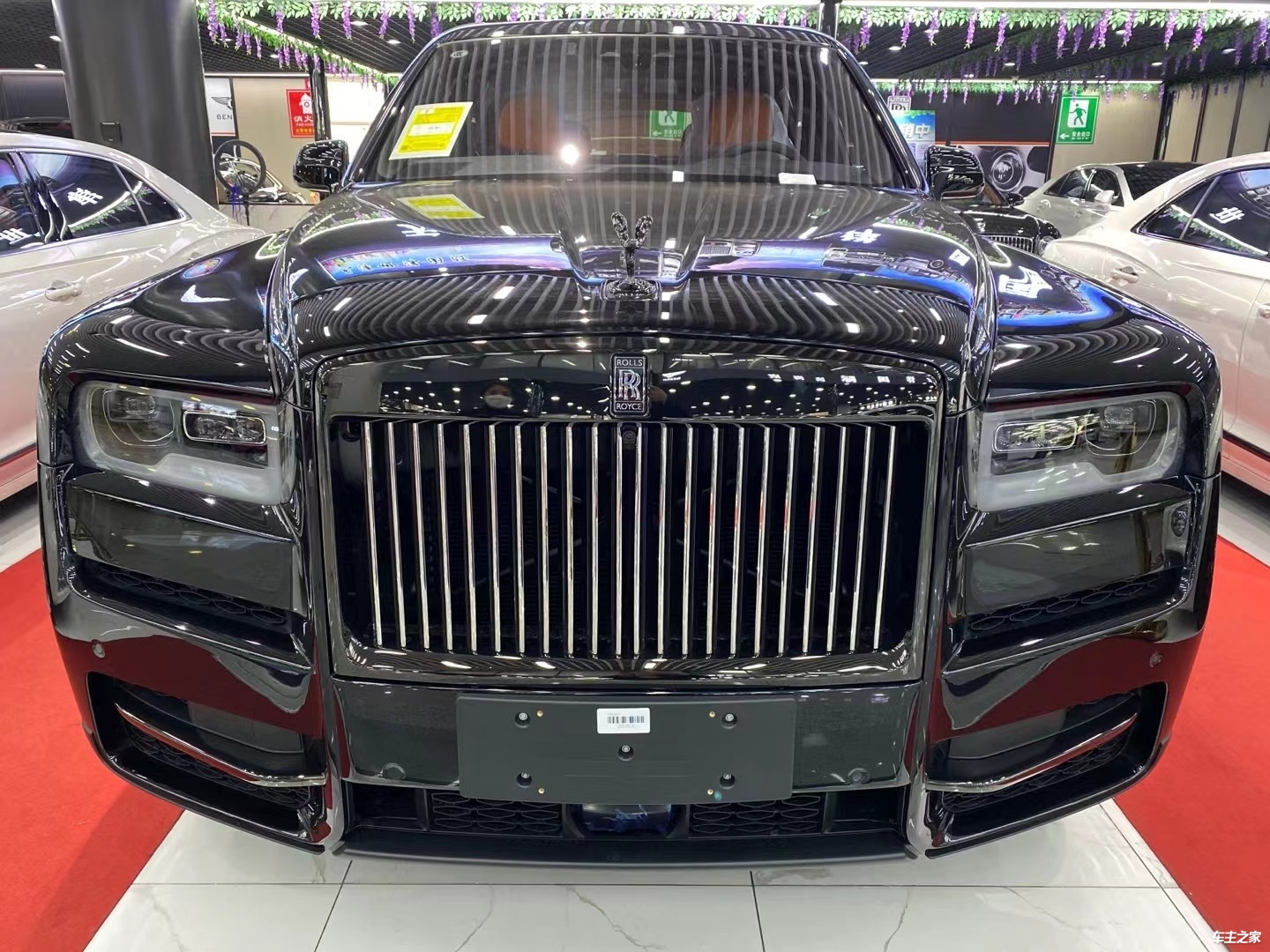 豪华顶级越野劳斯莱斯库里南标志性马车式的对开门设计自然不会缺席