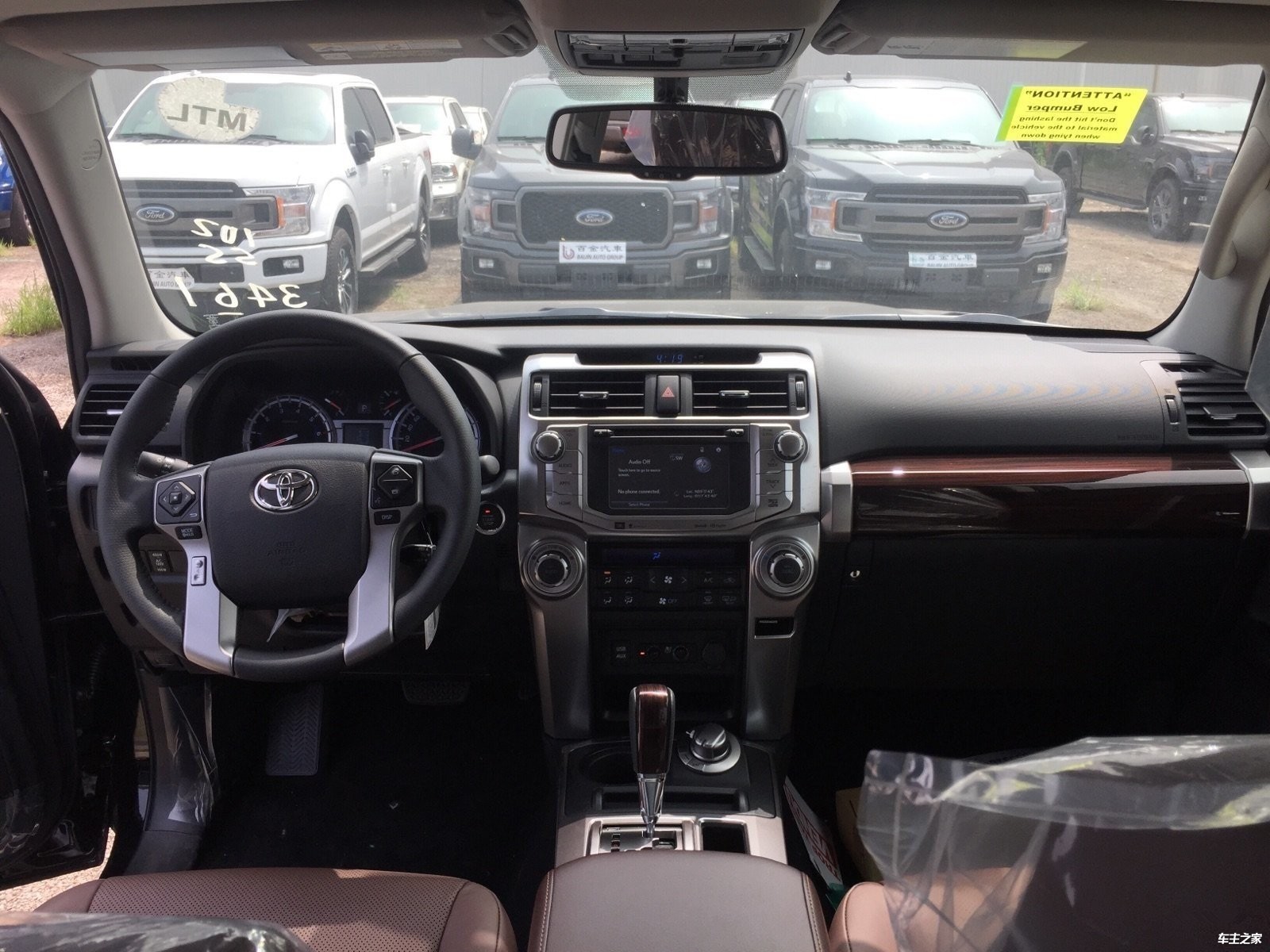22款丰田超霸内饰整体变化不大,中控面板采用了更多的亮面设计,仪表盘