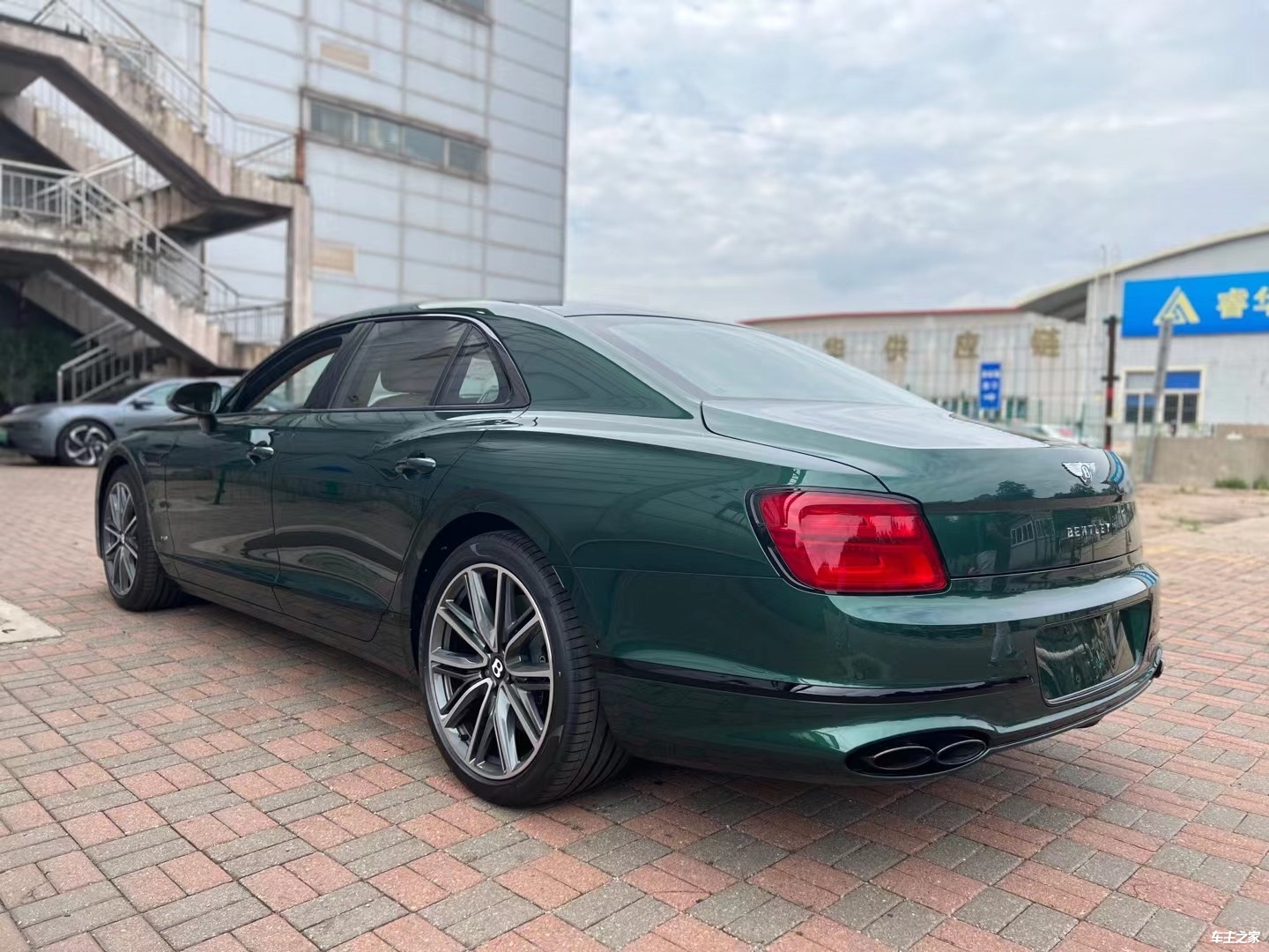 展厅实拍宾利飞驰皇家墨绿色现代与传统完美结合