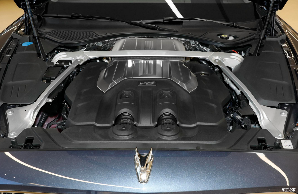 宾利飞驰：配立标+V8发动机，起售273.8万，实力如何？