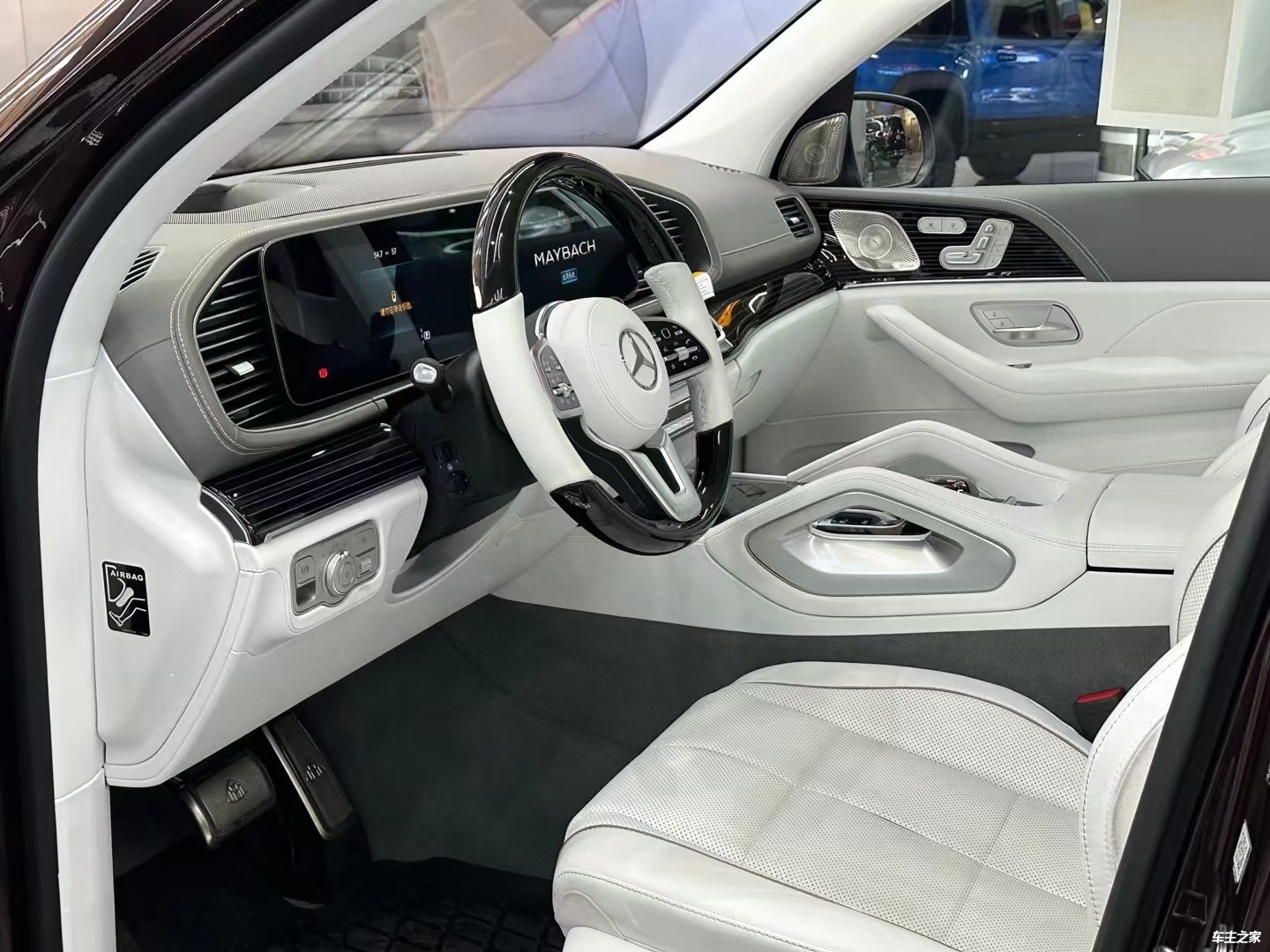 奔驰迈巴赫gls600内饰使用了家族最新的设计语言,带有一体式大屏,氛围