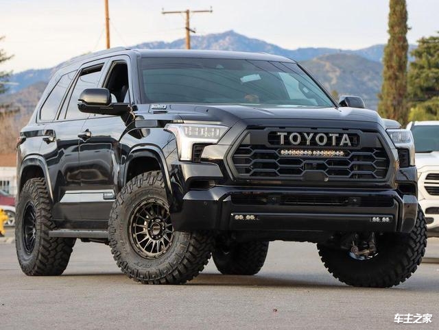 天津港23款新款丰田红杉现车最低报价多少钱