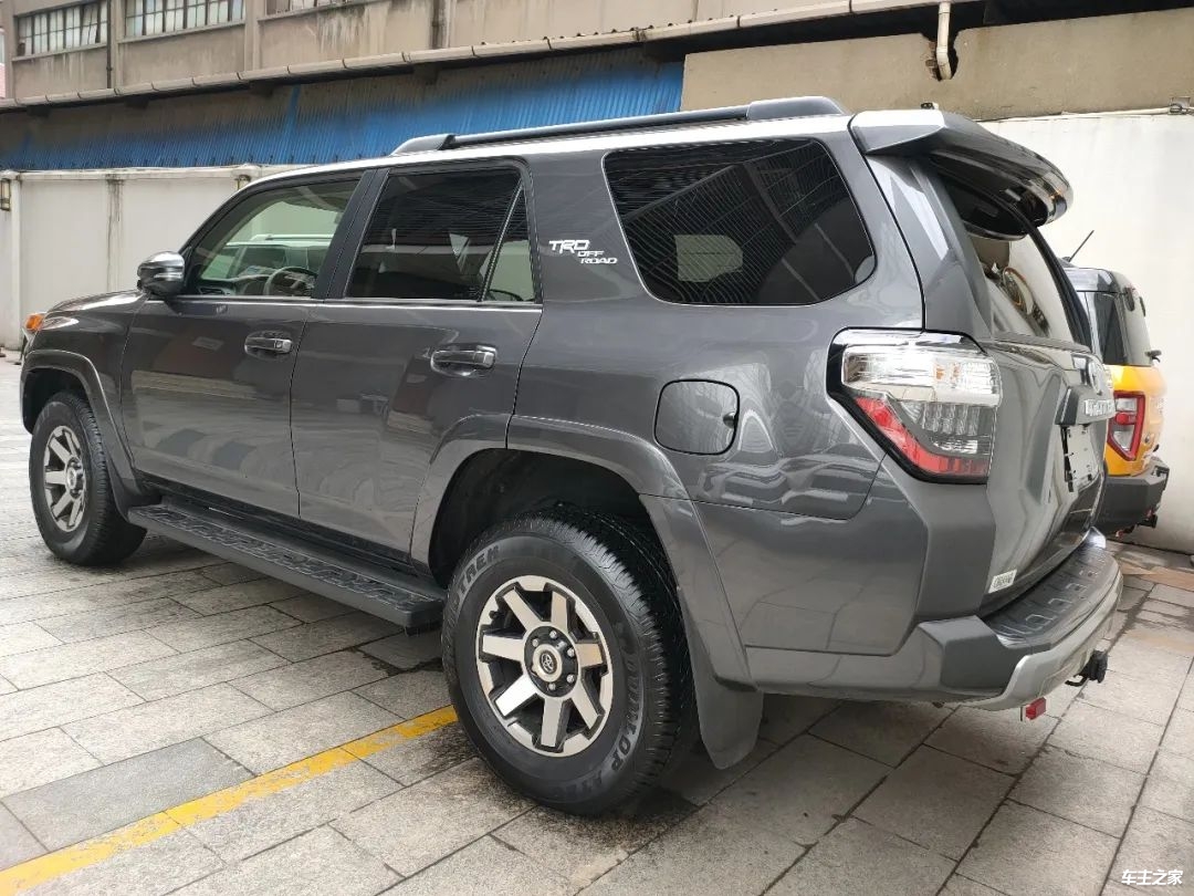 性能比肩陆巡北美版霸道丰田超霸越野版现车到店