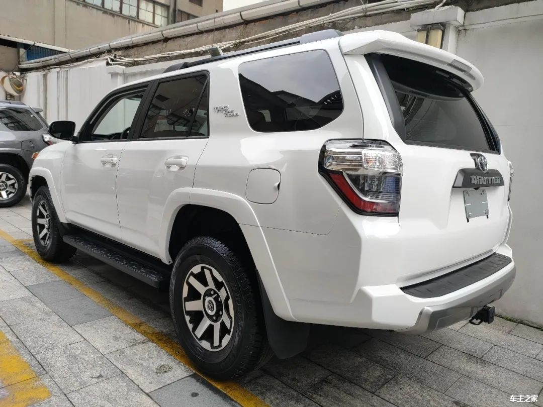 性能比肩陆巡北美版霸道丰田超霸越野版现车到店