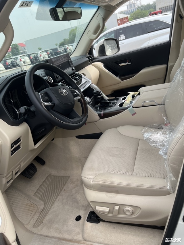 22款国六新款丰田酷路泽lc300走进车内,新车内饰迎来较大的变化,配备