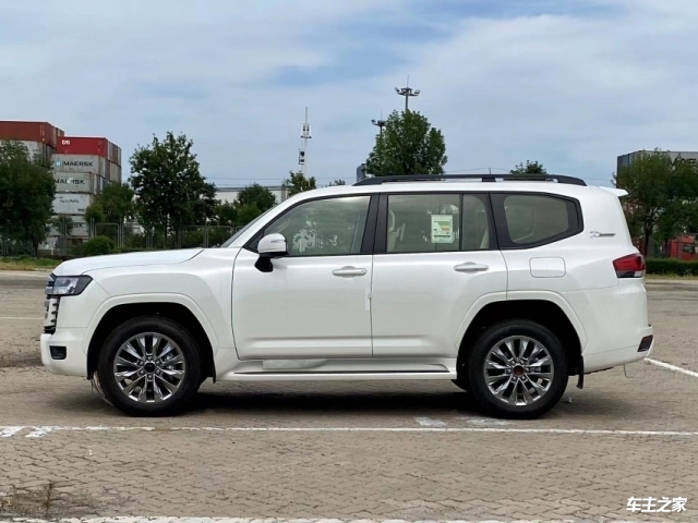 全新2023款中东版兰德酷路泽lc300将全面开启"v6时代".