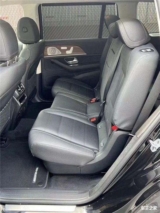现车清库存购车价格优惠15万起>23款奔驰gls450后排腿部空间得到释放