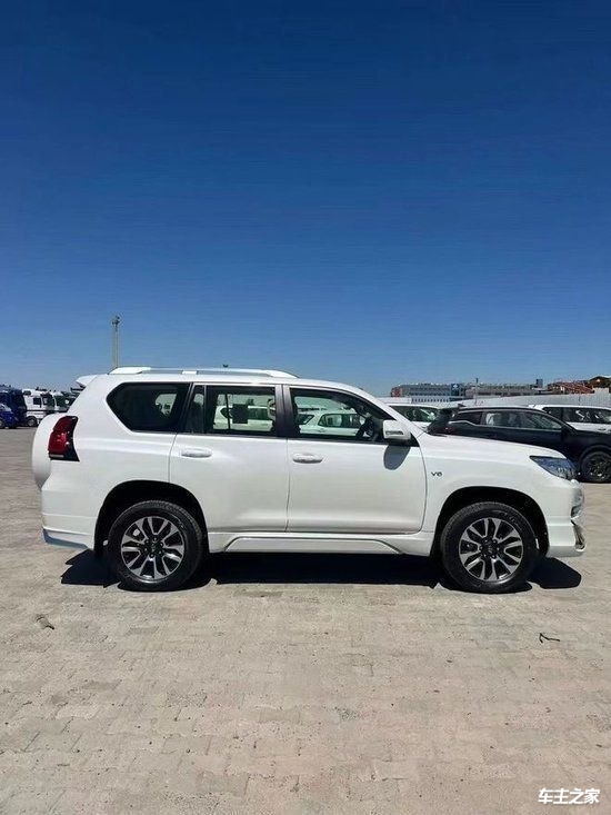 天津港23款丰田霸道4000中东版售价60余万起