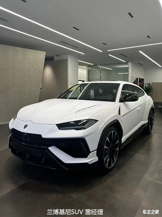 兰博基尼suv野牛urus标志性的低矮车头配以坚固的前翼子板,兰博基尼