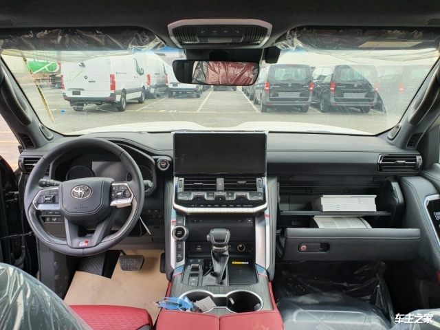 lc300gr白色售价126万降价促销23款丰田酷路泽lc300的内饰也更加豪华