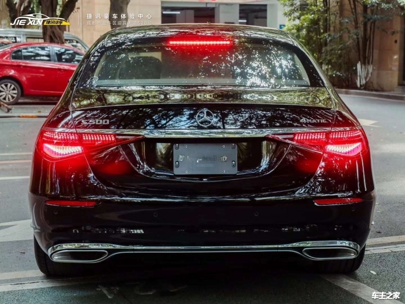 2023款奔驰s580尾部造型和奔驰s级基本上保持一致,倒三角设计的尾灯组