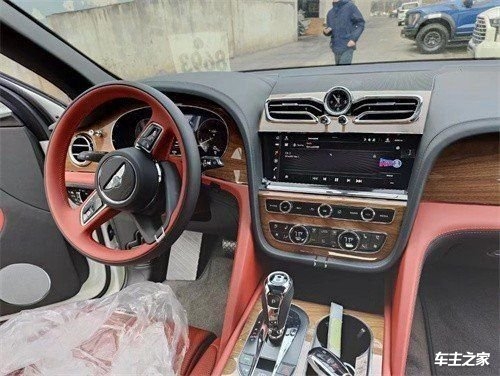 款宾利添越越野现车全国在售 23款宾利添越内饰整体采用真皮进行包裹