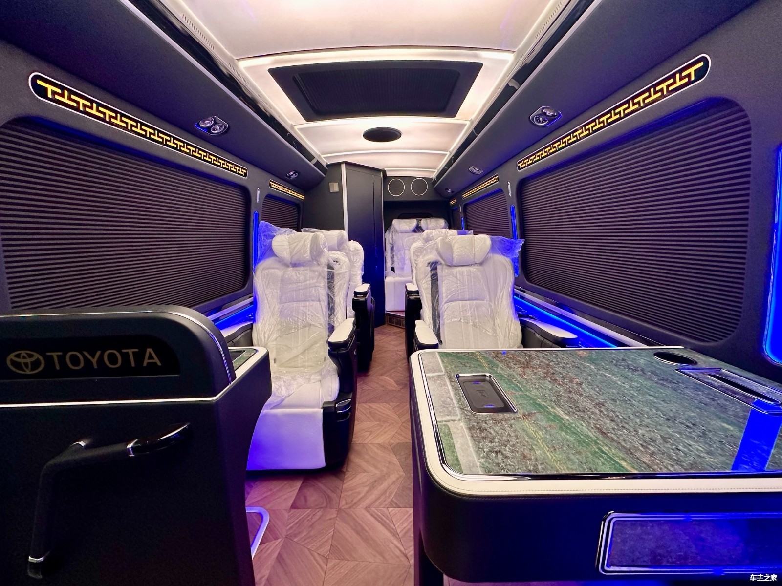 丰田考斯特销售改装展厅现车价格