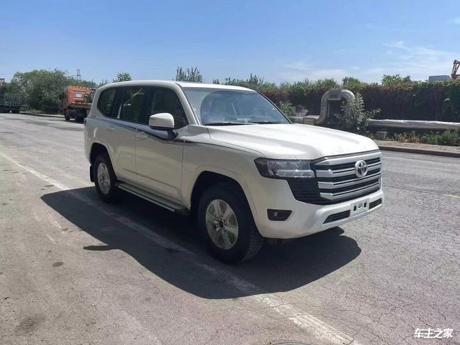 23款丰田酷路泽lc300是一款强大而豪华的越野suv.