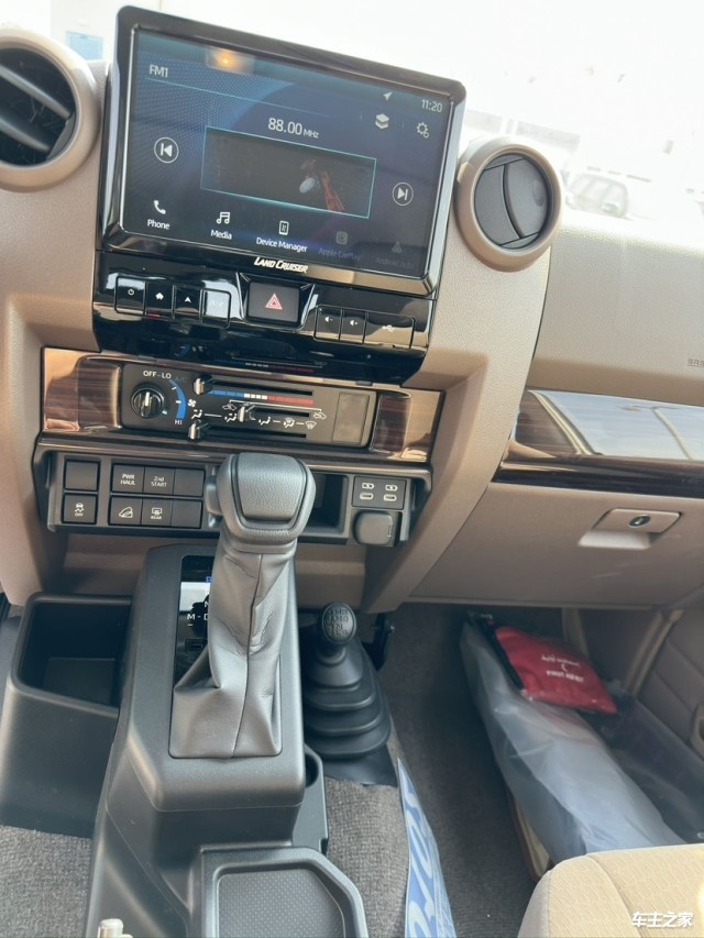 24款丰田酷路泽lc71柴油版28t白色售价62万