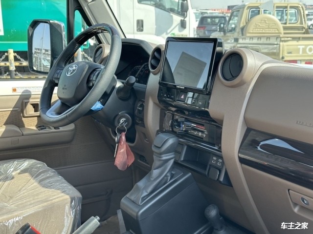 24款丰田酷路泽lc71柴油版28t白色售价62万