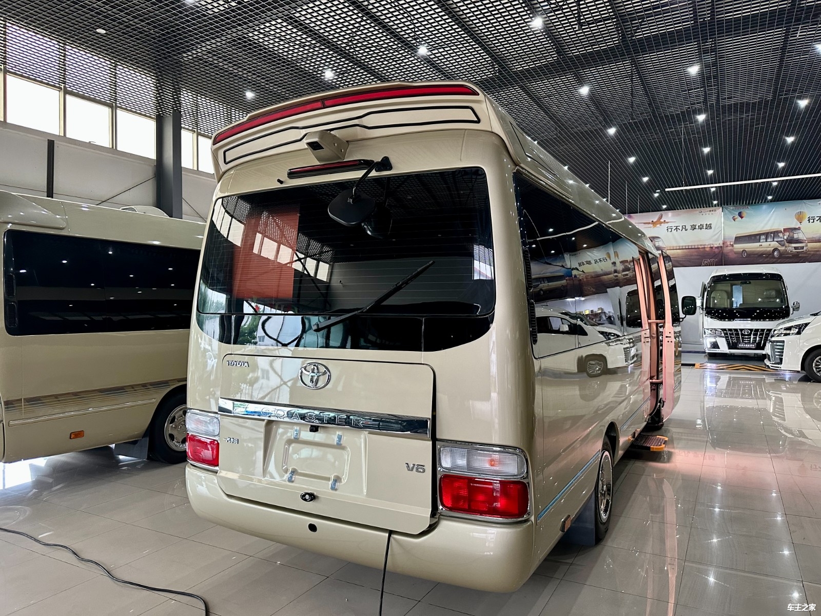 丰田考斯特6座商务车还配备了床,卫生间和灶具,为商务旅行提供了更加
