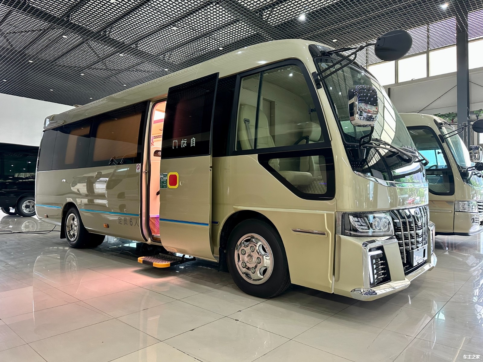 丰田考斯特6座商务车还配备了床,卫生间和灶具,为商务旅行提供了更加
