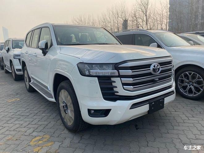 全新一代丰田酷路泽lc300新车延续硬派设计风格的同时也加入了时尚