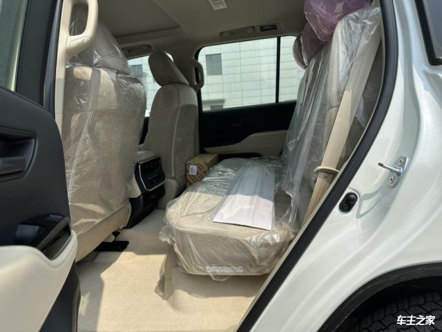 24款丰田酷路泽3500内饰可谓是有了翻天覆地的变化,豪华程度大幅提升