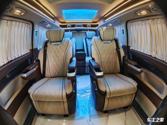 主副驾驶以及侧门都做了软包隔音处理,整个奔驰v260l商务车的驾驶舱都