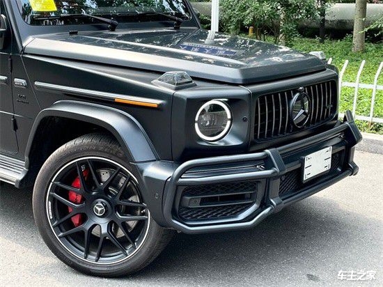 24款奔驰g63 amg方盒子的车身造型粗犷硬朗,前脸直瀑式的中网非常大气