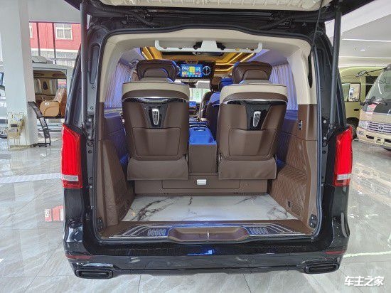 云南普洱24款奔驰v260l升级改装现车69.8万起现车充足