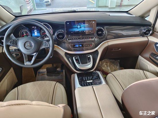 云南普洱24款奔驰v260l升级改装现车69.8万起现车充足