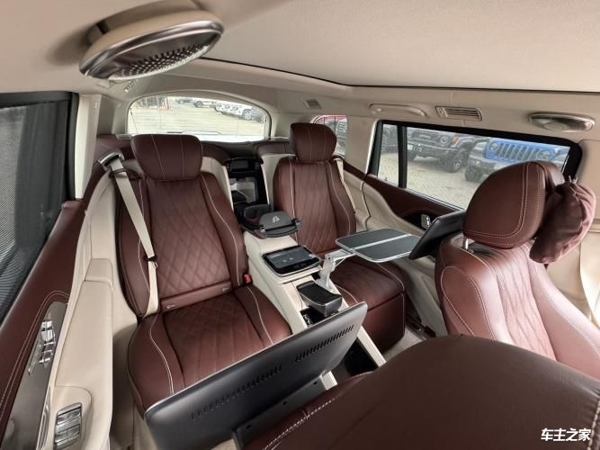 2025款美版迈巴赫GLS600 黑/玛奇朵 23轮大满配288万