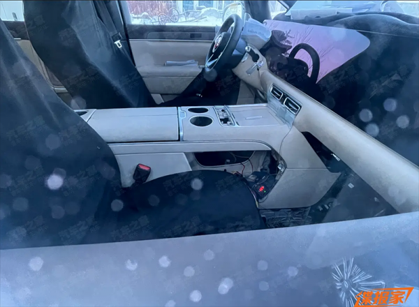 智界V9内饰曝光 采用三联屏设计